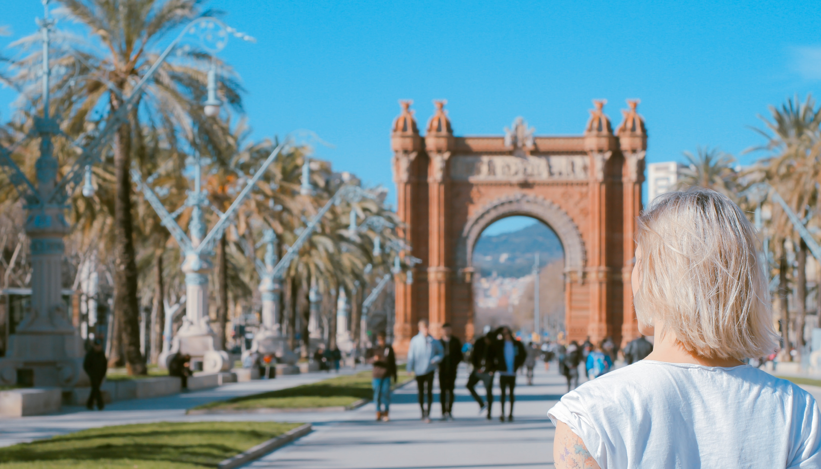 Turista observa el Arco de Triunfo de Barcelona desde el Paseo de Lluís Companys.