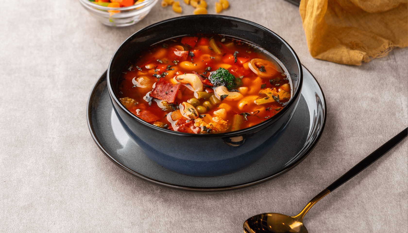 Guiso castellano con carne y verduras en un cuenco de color azul con detalles dorados.
