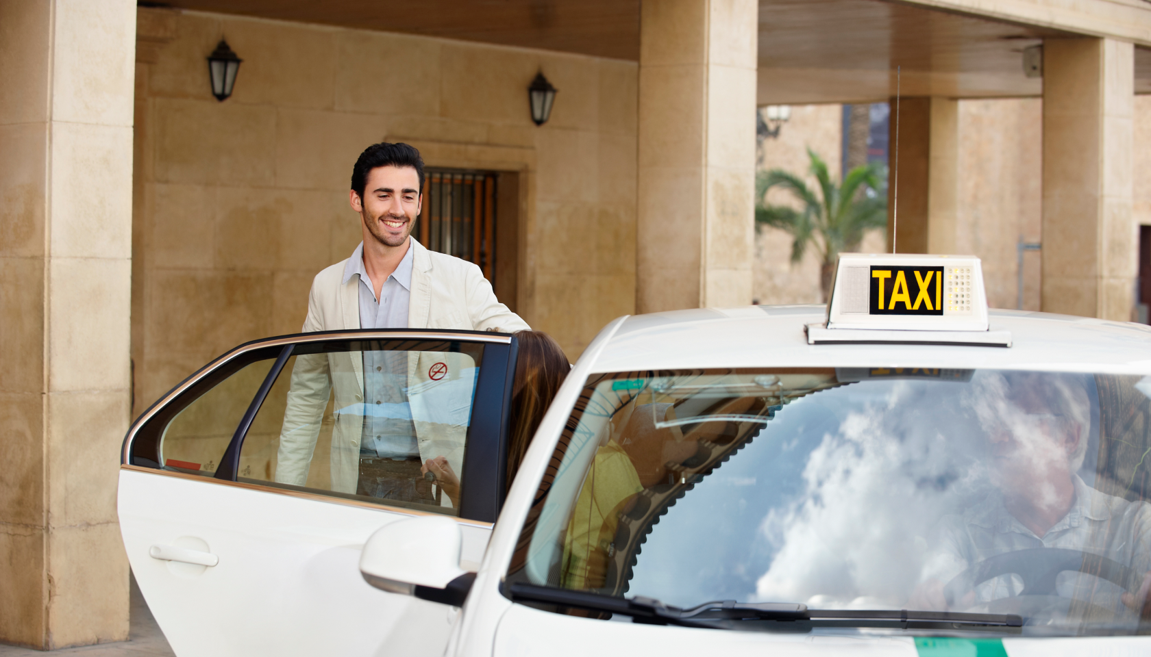 Personas bajando de un taxi
