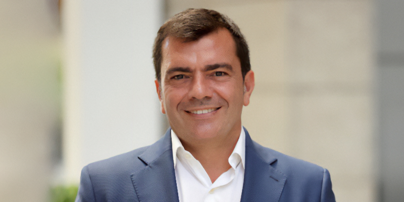 Fotografía de Agustín Escobar sonriendo, CEO de Siemens España