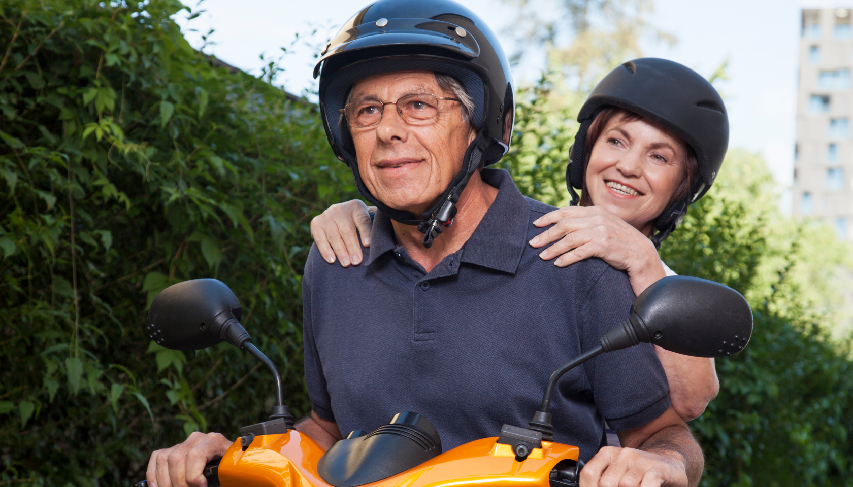 Personas viajando en una moto eléctrica