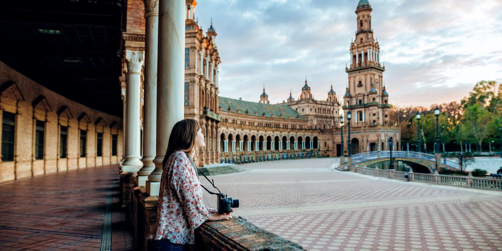 mujer observando la Plaza de España de Sevilla 