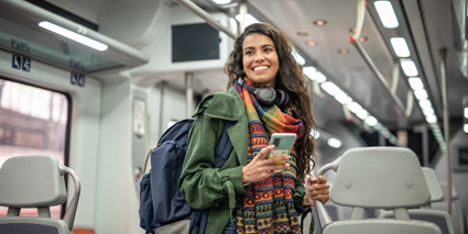 Mujer viajando por España en transporte público