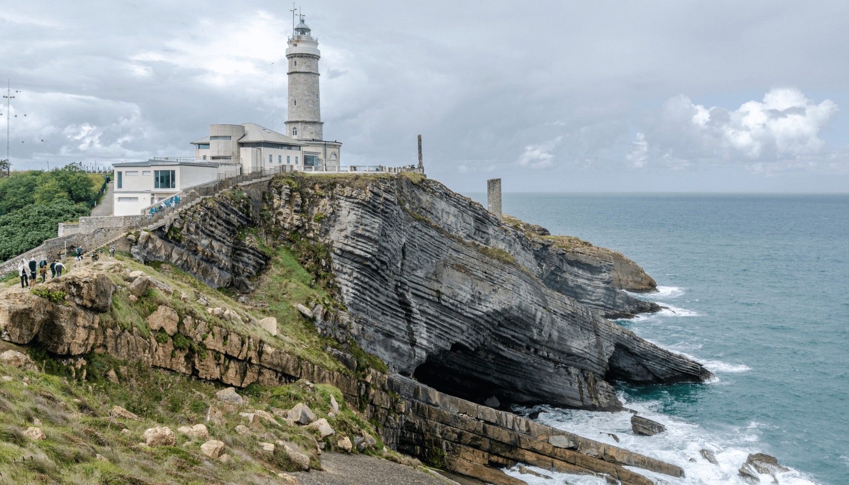 faro Cabo Mayor en Santander situado en una zona acantilada que asoma al mar. 