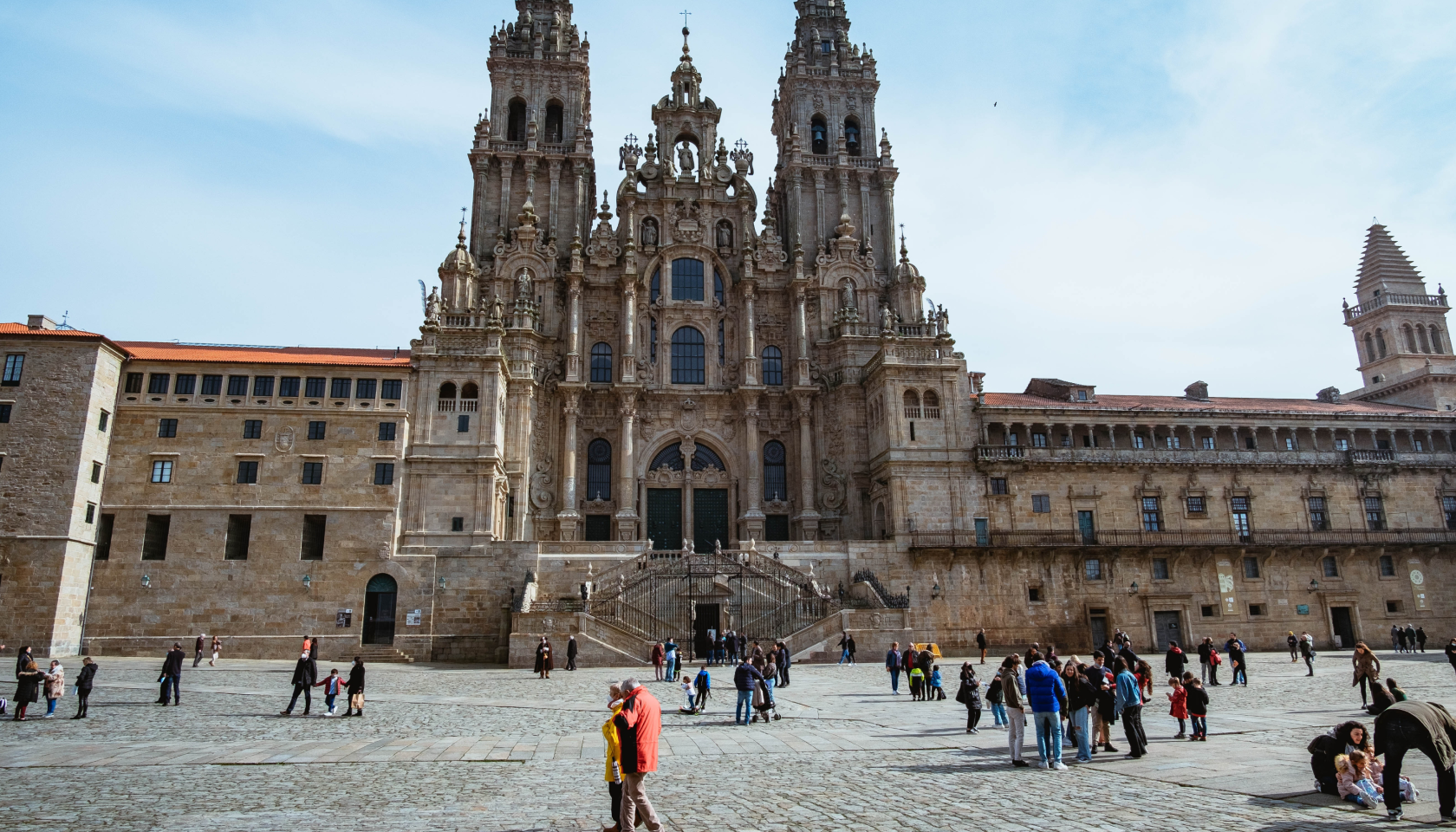 Catedral de Santiago de Compostela rodeada de personas.