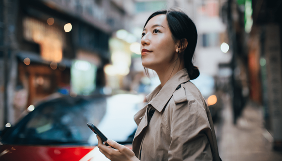 mujer en ciudad usando el teléfono