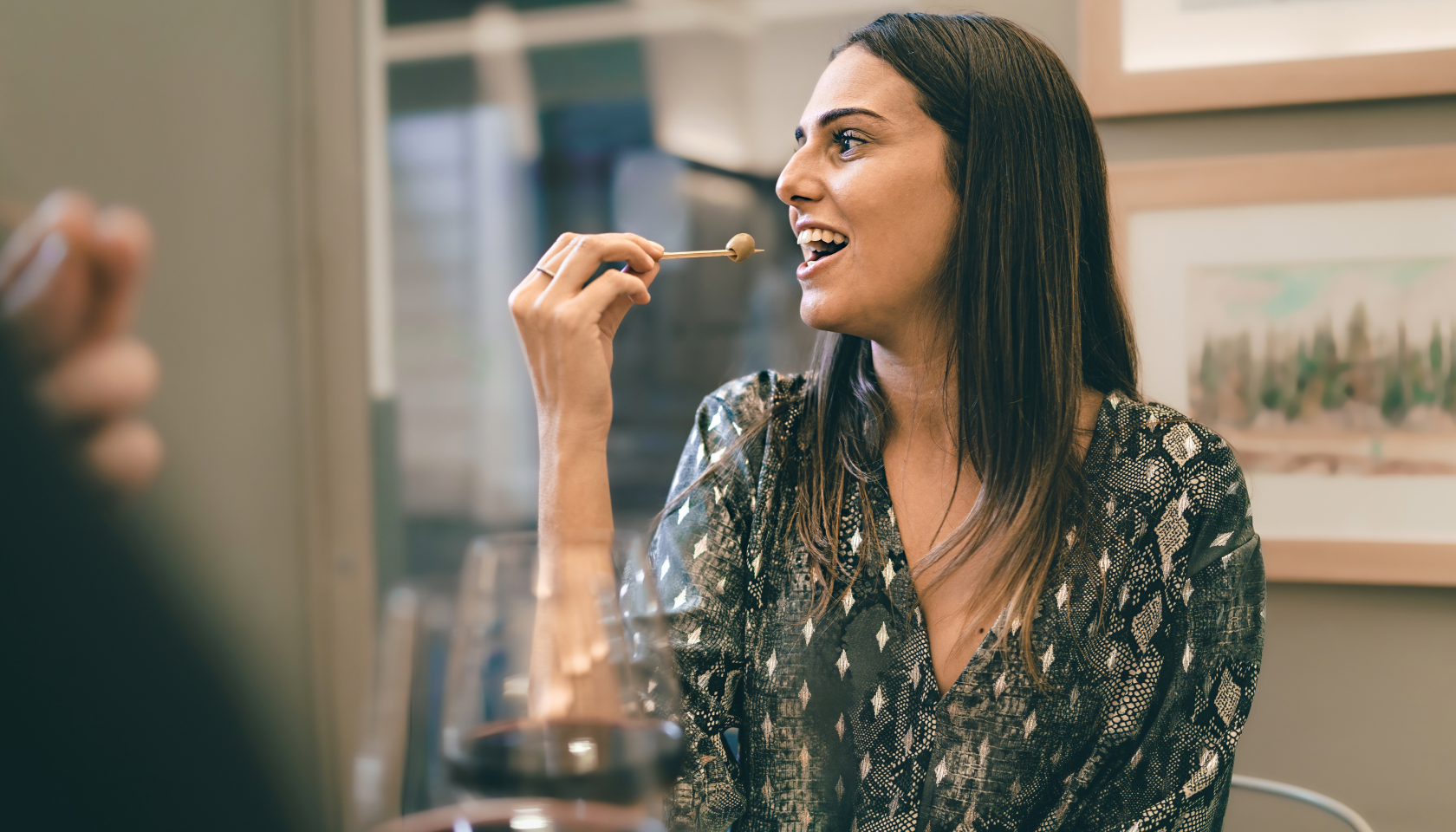 Joven comiendo una aceituna y disfrutando de la gastronomía española