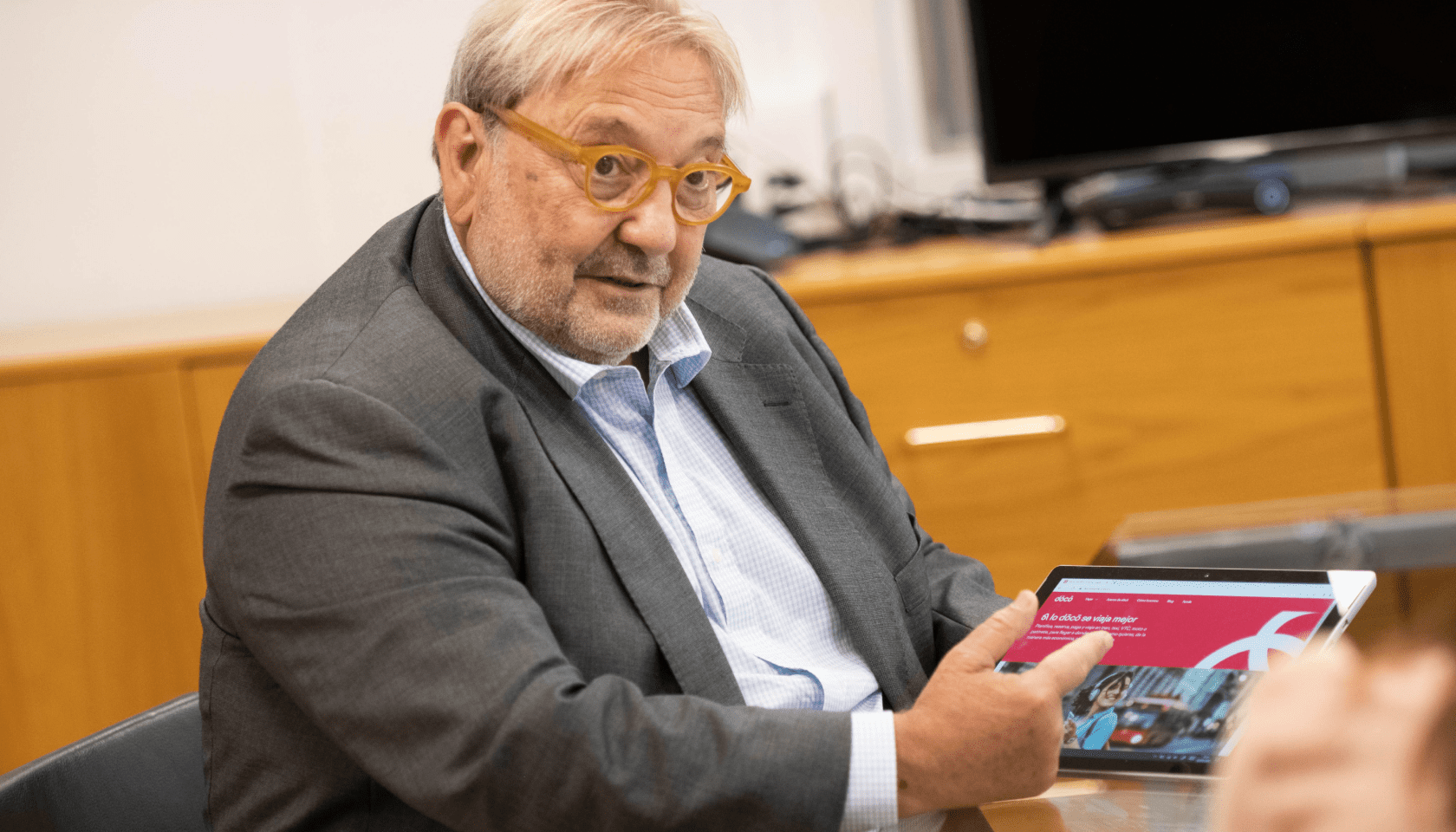 Manel Villalante mostrando la web de dōcō desde un dispositivo Tablet