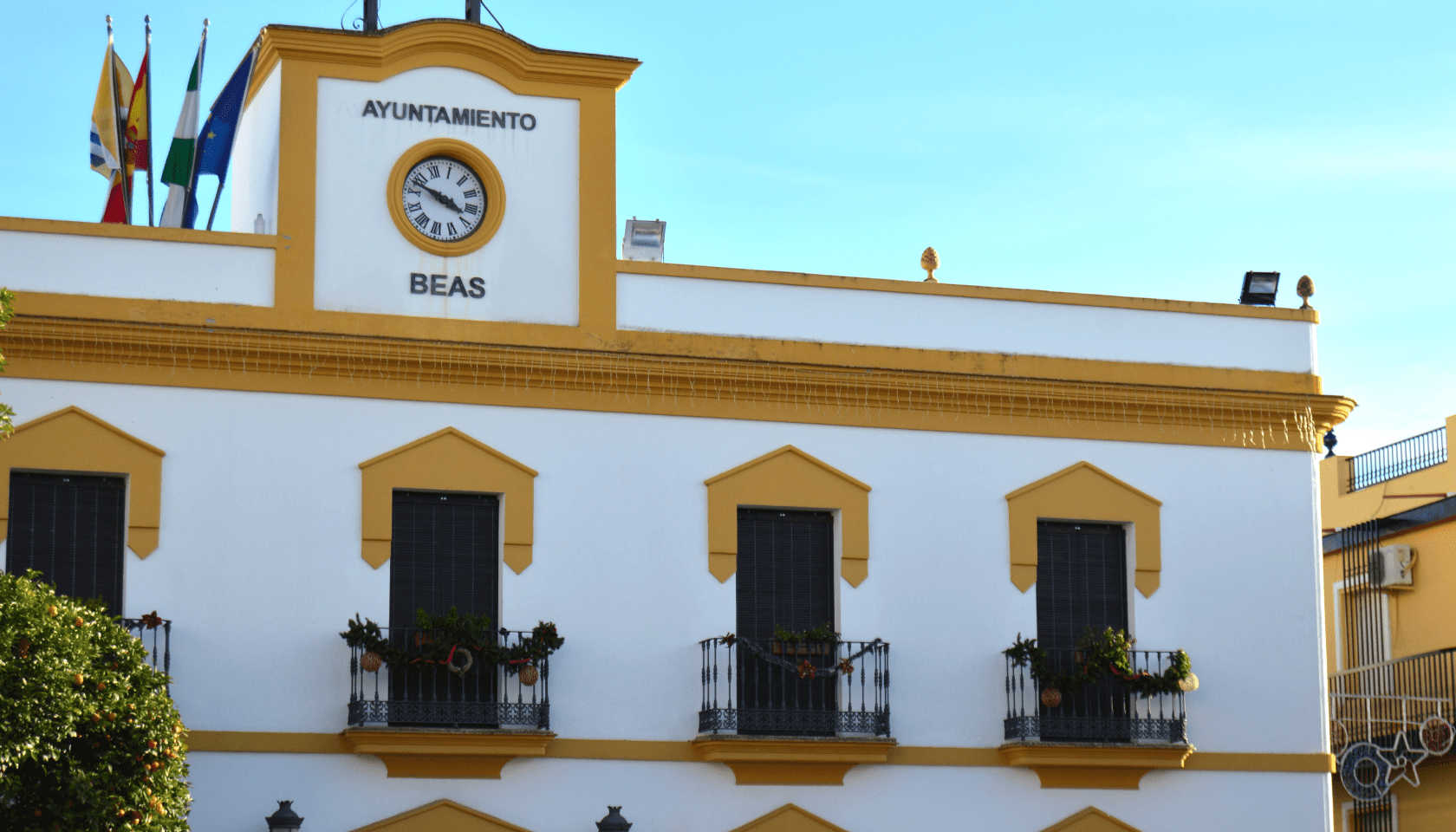 Ayuntamiento de Beas, en Huelva, un día soleado.