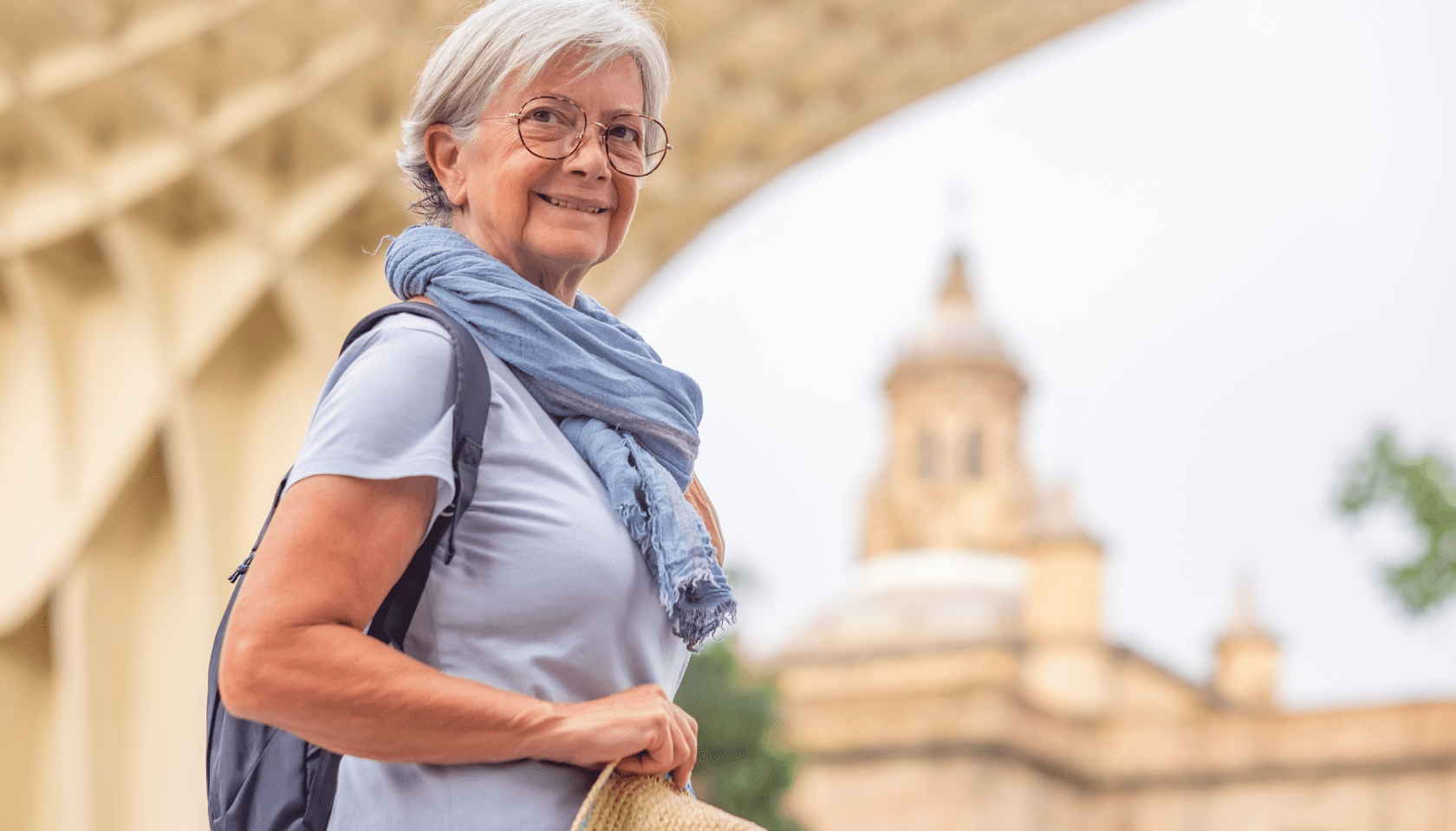 Mujer sonriente haciendo turismo en Sevilla.