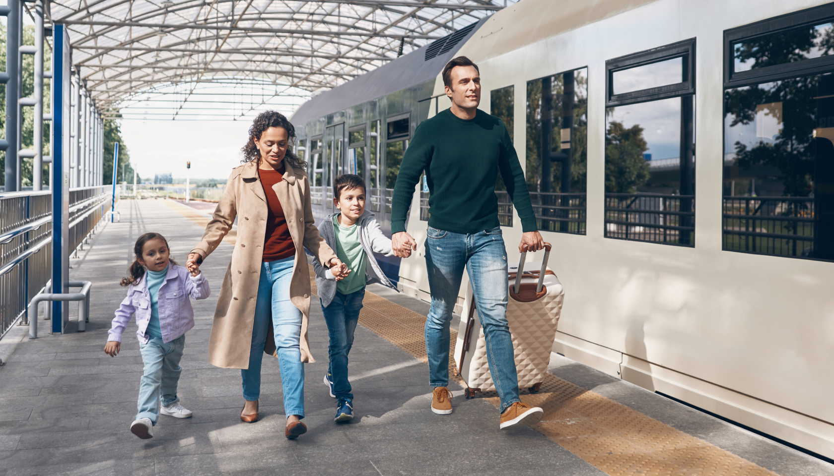 Familia viajando en tren
