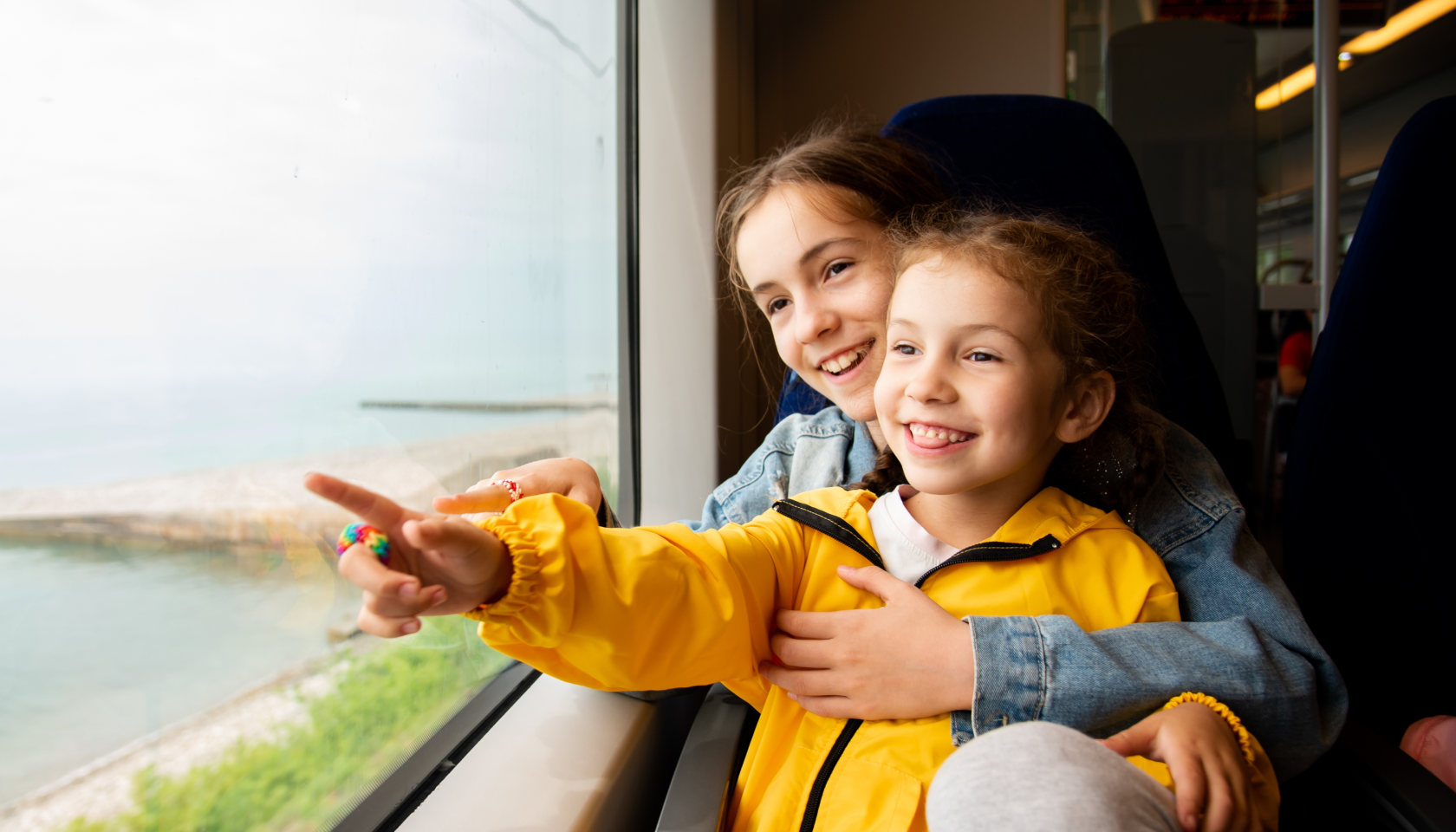 Niñas disfrutando de un viaje en tren