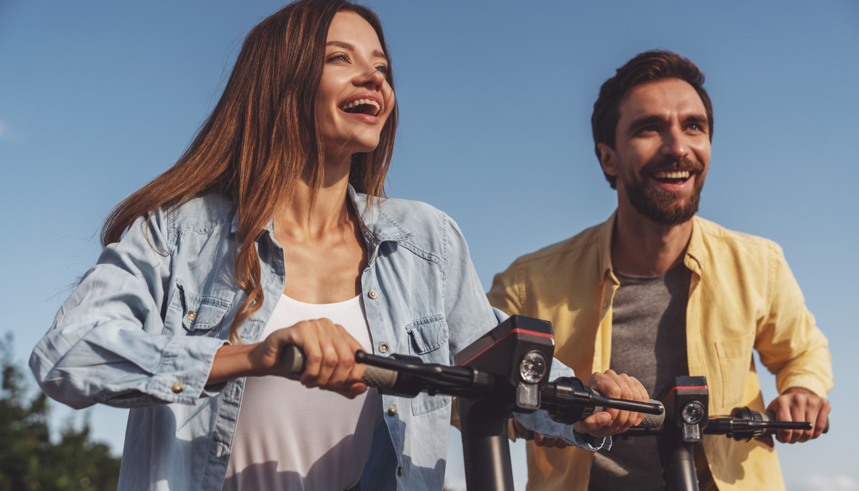 Una pareja de una mujer y un hombre se divierten utilizando un medio de transporte sostenible.