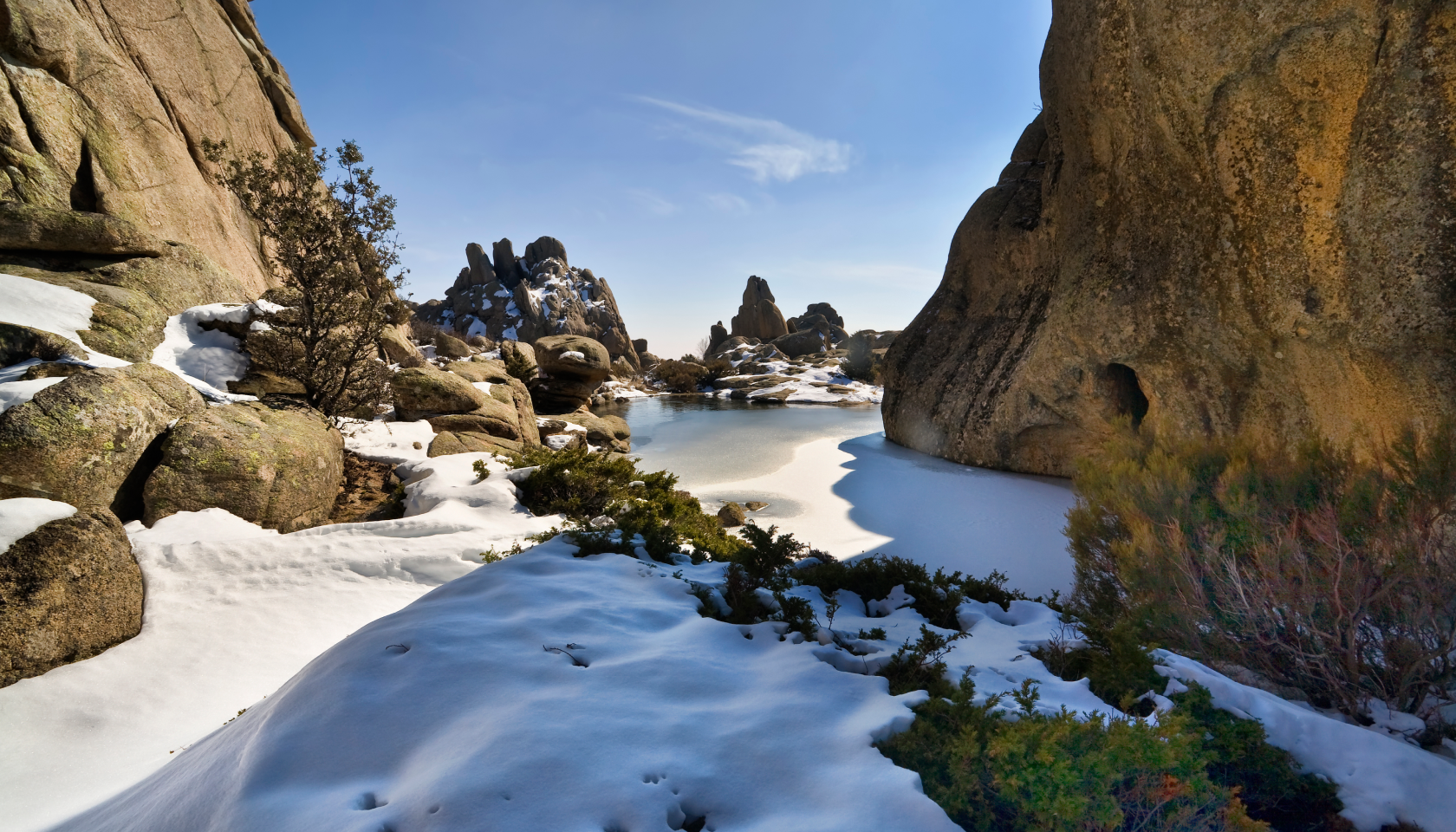 Ruta montañosa con nieve