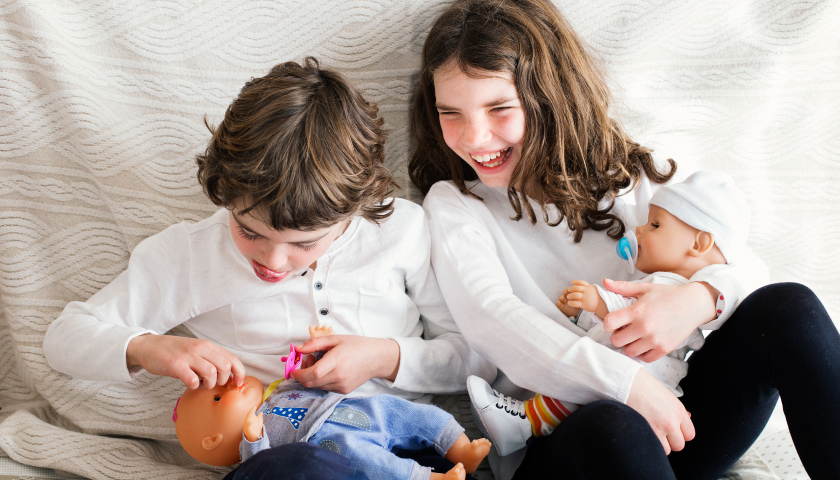 Dos peques juegan con las muñecas que han recibido por Navidad