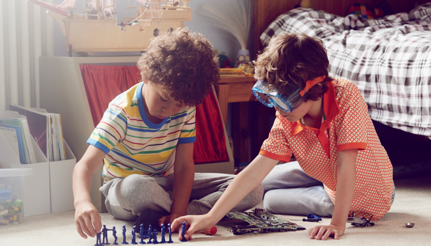 Niños con juguetes en una habitación