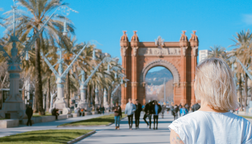 Turista observa el Arco de Triunfo de Barcelona desde el Paseo de Lluís Companys.