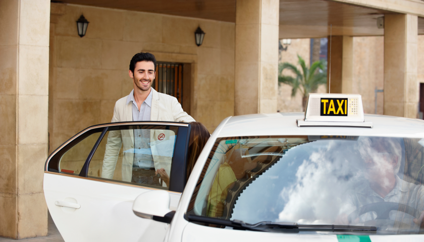Personas bajando de un taxi