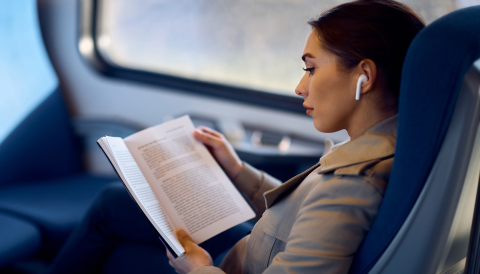 Pasajera de tren leyendo un libro