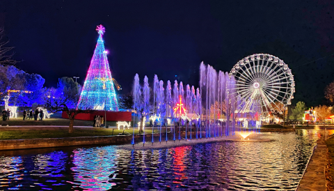 Árbol y noria de Navidad al lado de una fuente en Torrejón de Ardoz, en Madrid