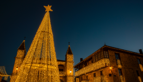 Plaza mayor de Sanabria, decorada con luces navideñas y un árbol de Navidad